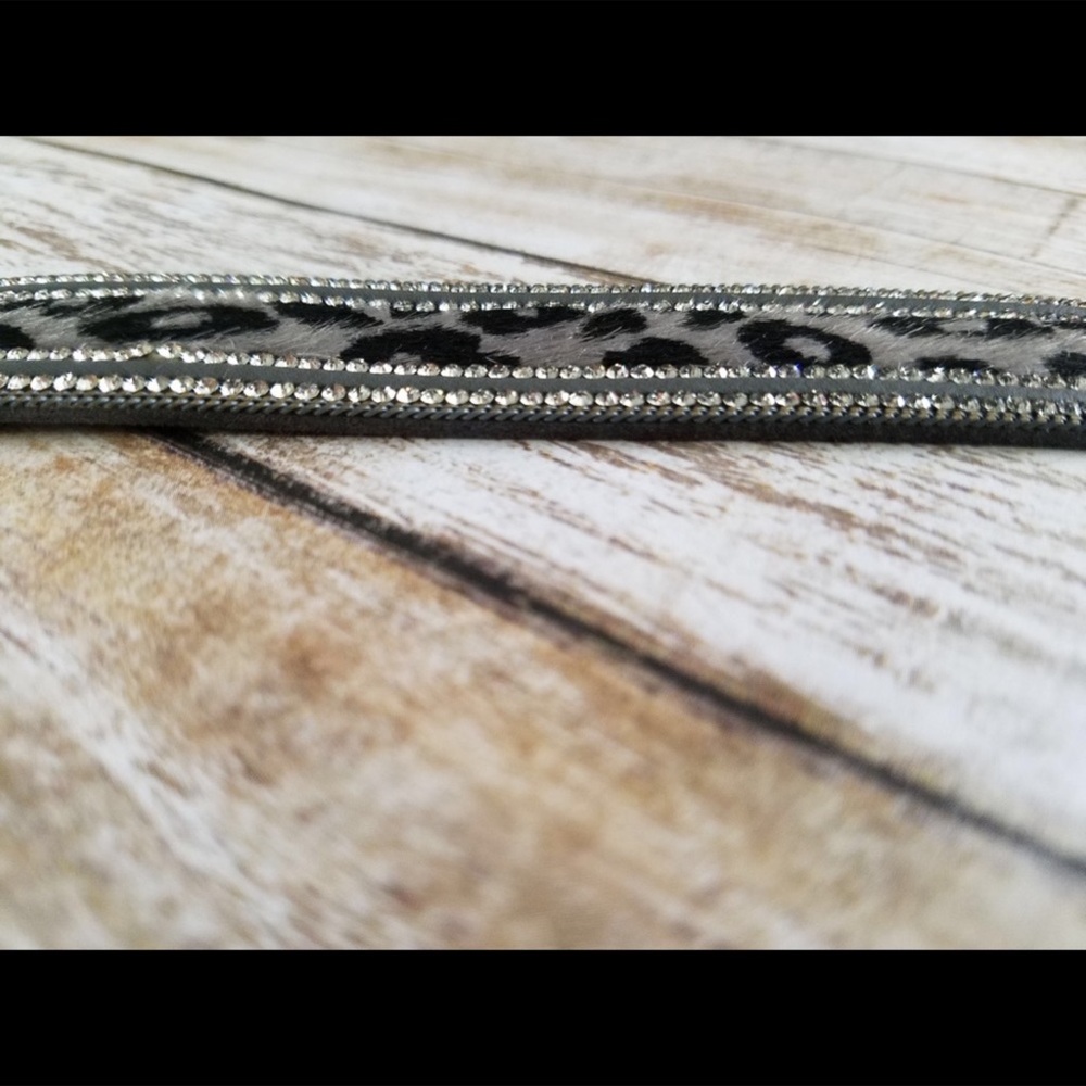 🎈SALE🎈 Faux fur animal print rhinestone bracelet - Picture 5 of 7